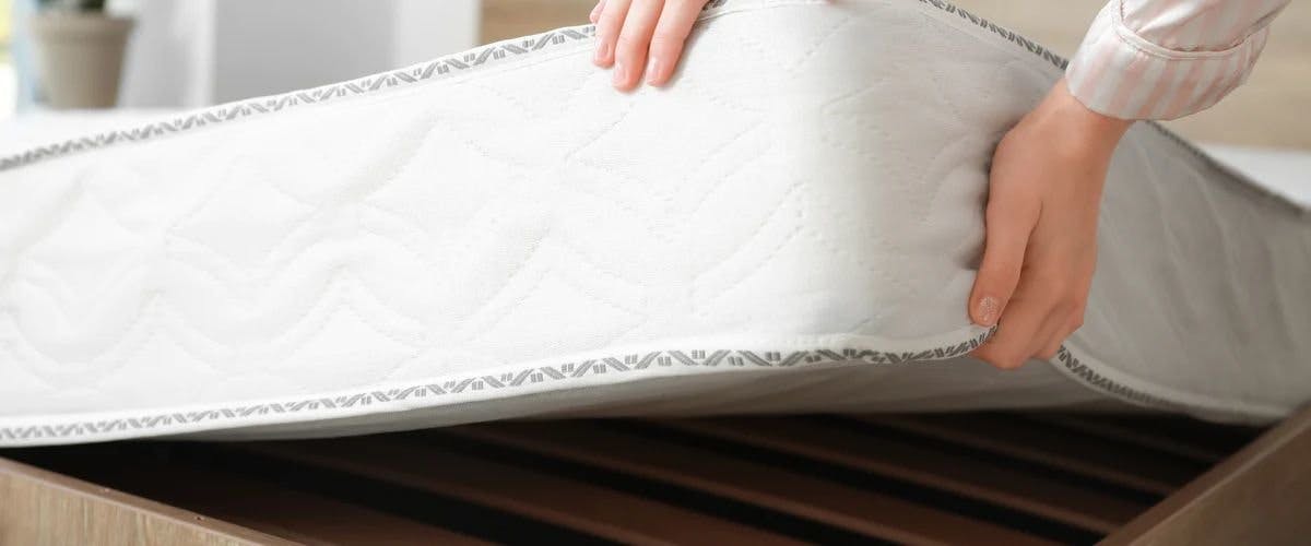 Preventing a memory foam mattress from sagging 